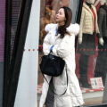 白色羽绒服小姐姐跳绳,跳绳健身展现青春风采”