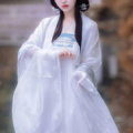 甩头汉服小姐姐,汉服小姐姐甩头演绎古典韵味